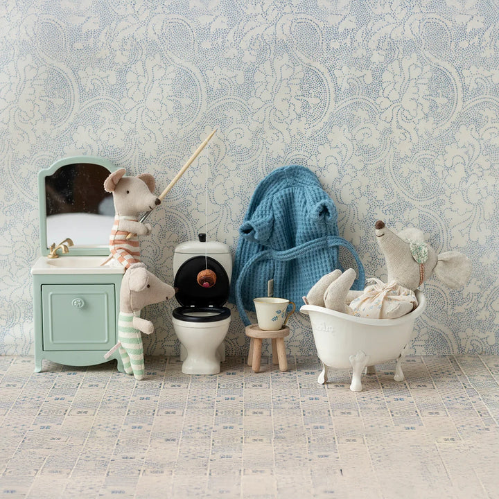 Maileg Badezimmer mit Mäusen, Badewanne, Toilette und Waschbeckenkommode