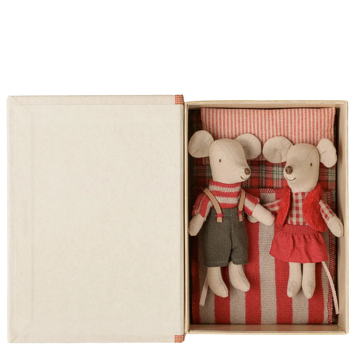 Maileg Weihnachts-Zwillingsmäuse, kleine Schwester und Bruder im Buch